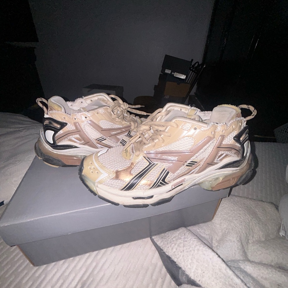 Balenciaga runners beige